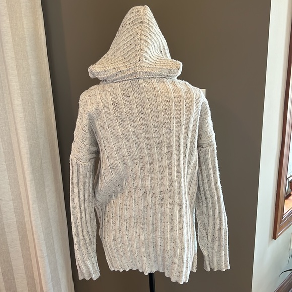 Beautiful cream pull over - Picture 4 of 6